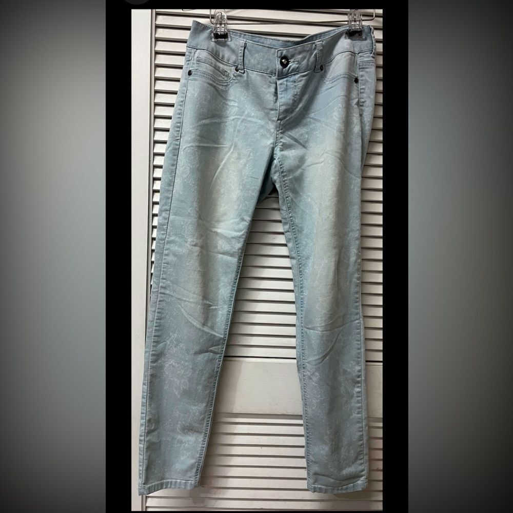 Maurices - M jeans -lightwash Sz M-R